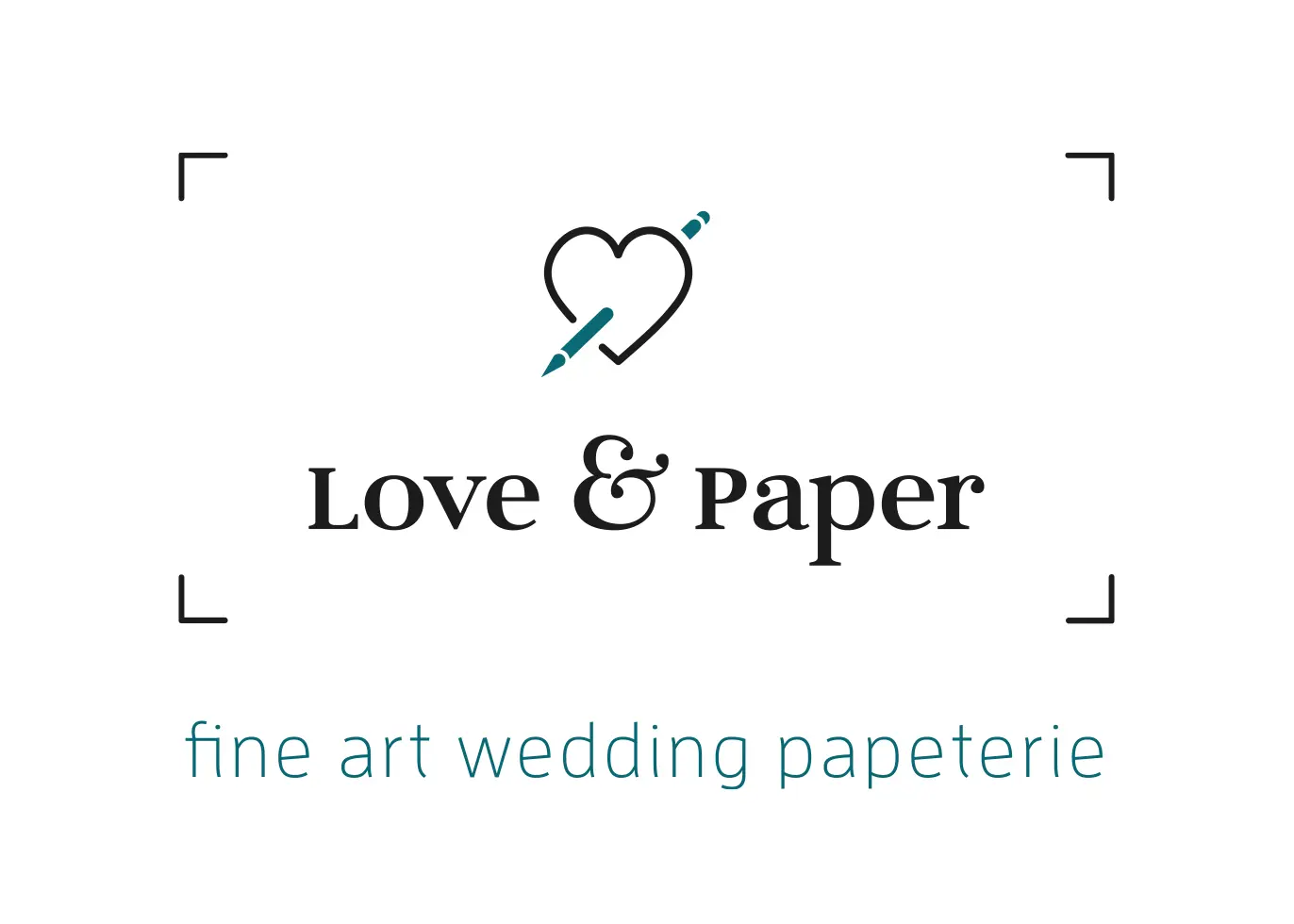 Logo von love & paper fine art wedding papeterie mit einem Herz und einer Feder.